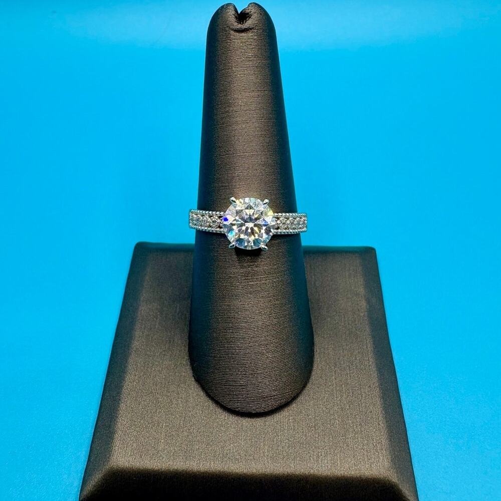 Stunning 2CTW Moissanite D/VVS1 in AU750 (75% White Gold)